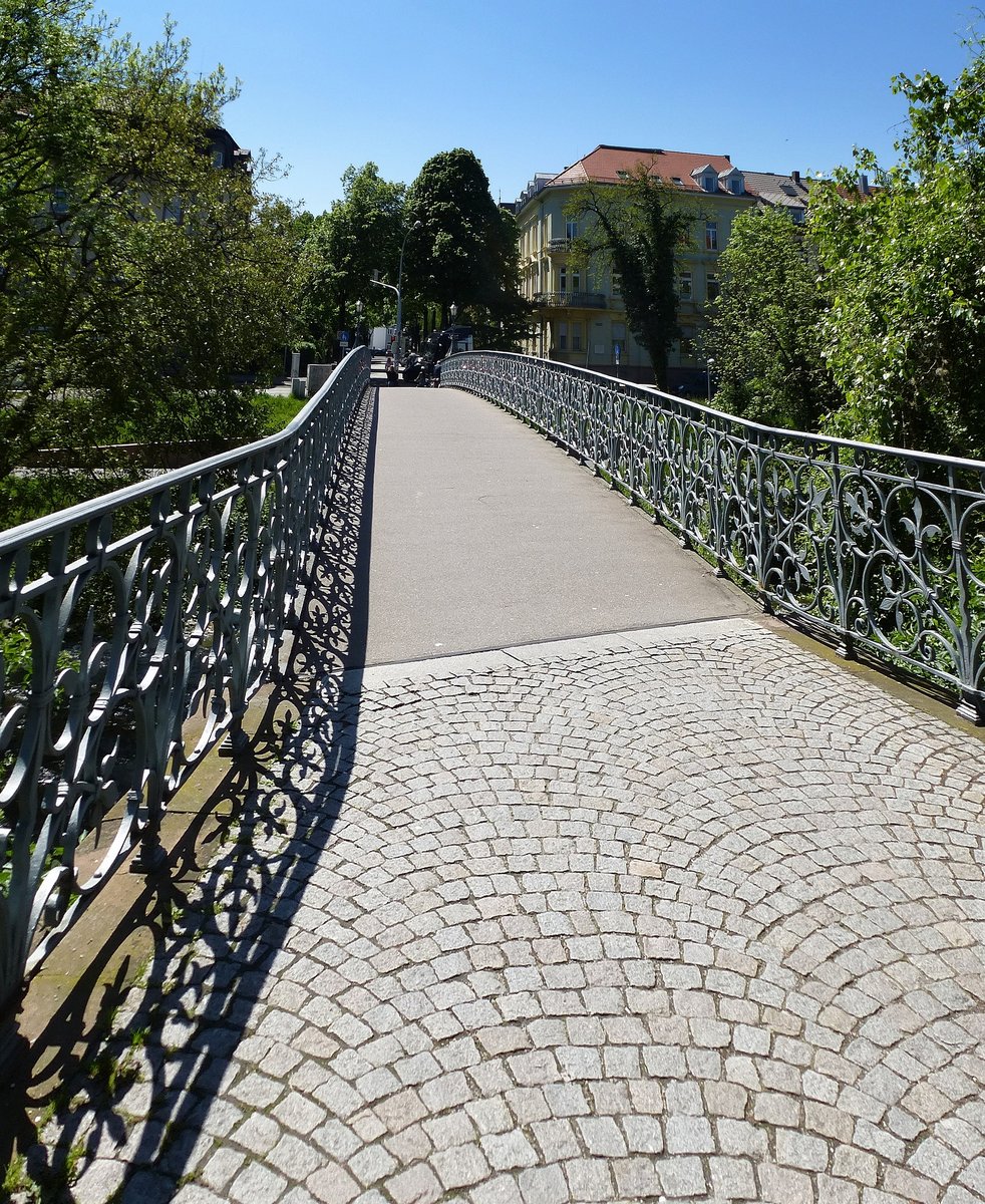 Freiburg, der Mariensteg, eine Rad-und Fuwegbrcke ber die Dreisam, verbindet die Stadtteile Gerberau und Wiehre, Mai 2017