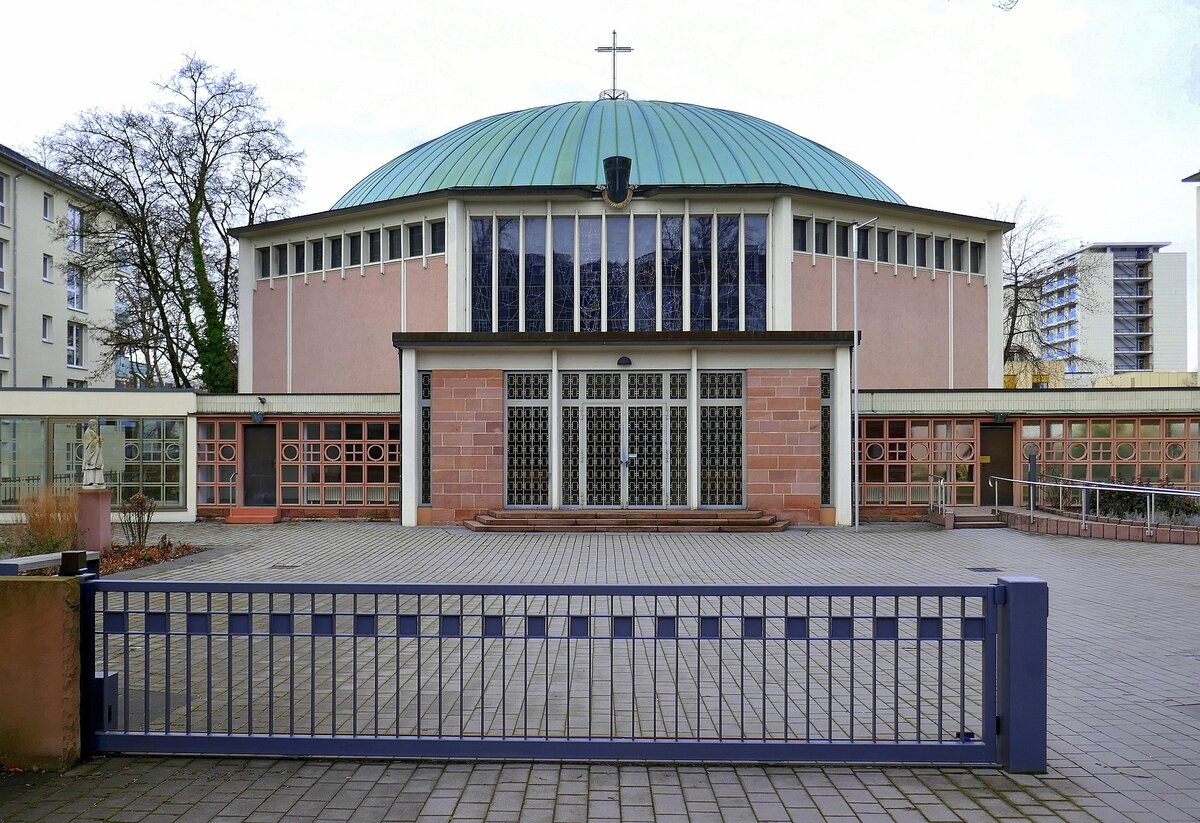 Freiburg, die Mutterhauskirche des Ordens der Barmherzigen Schwestern vom Hl.Vinzenz von Paul, der Kuppelbau wurde 1957 eingeweiht und ist ein eingetragenes Kulturdenkmal, Mrz 2022