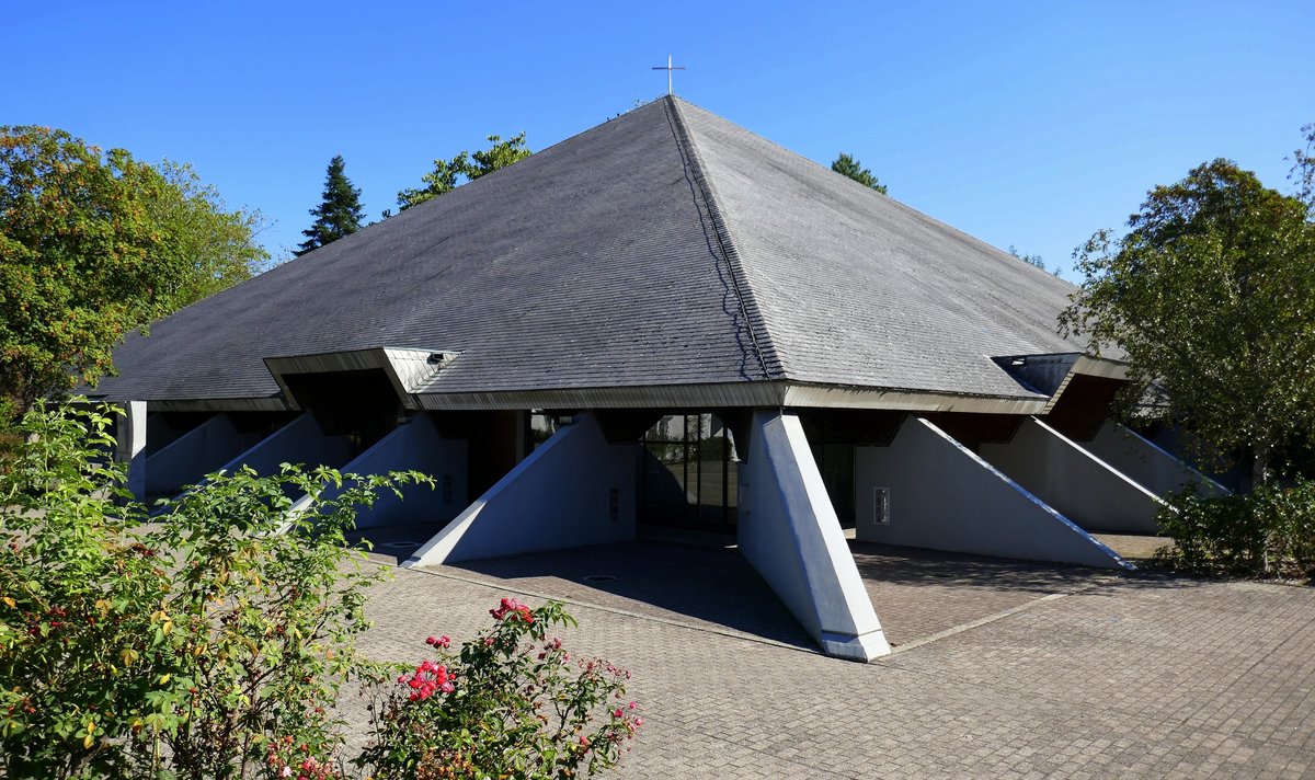 Freiburg, die Pfarrkirche St.Andreas im Stadtteil Weingarten, erbaut 1968-69 vom Architekt Hans Baron, seit 2005 unter Denkmalschutz, Sep.2018 