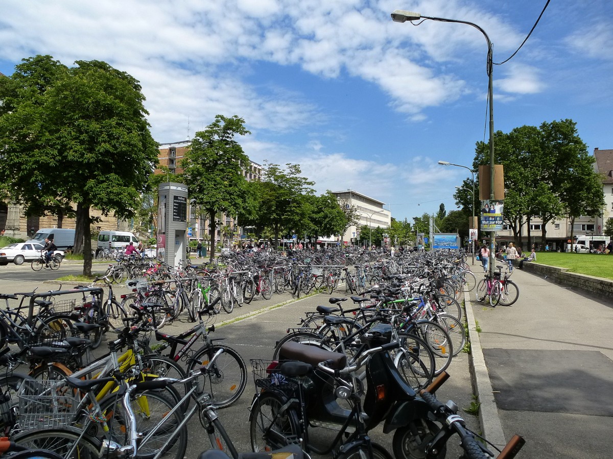 Freiburg, Platz der Alten Synagoge - nicht schn aber umweltfreundlich, Mai 2014
