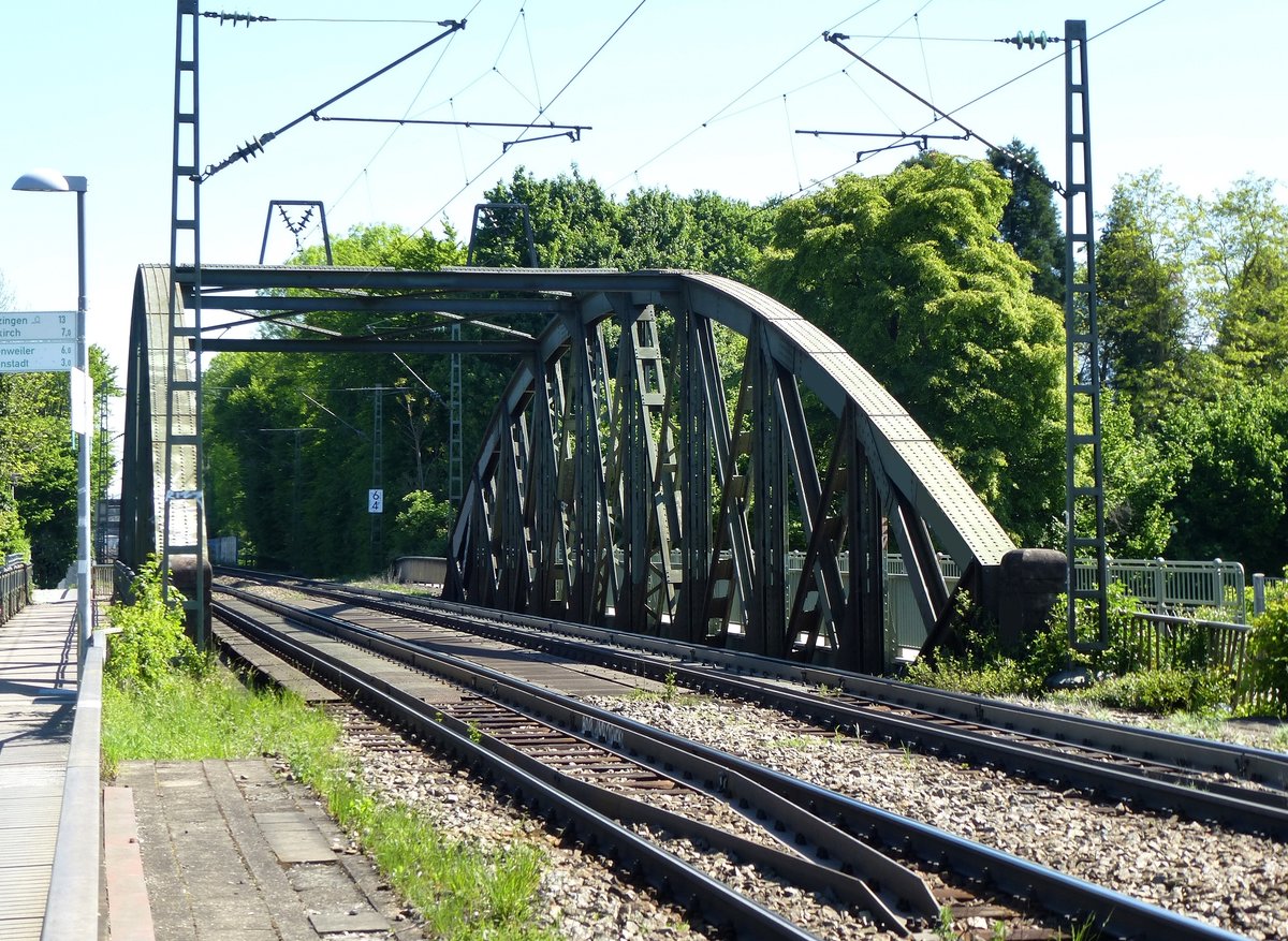 Freiburg, die Rheintalbahn berquert auf der Gterbahnbrcke die Dreisam, Mai 2017