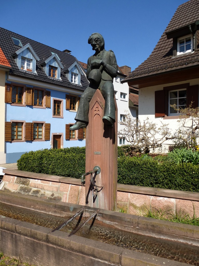 Freiburg, im Stadtteil Herdern steht der Narrenbrunnen, aufgestellt 1980, April 2015