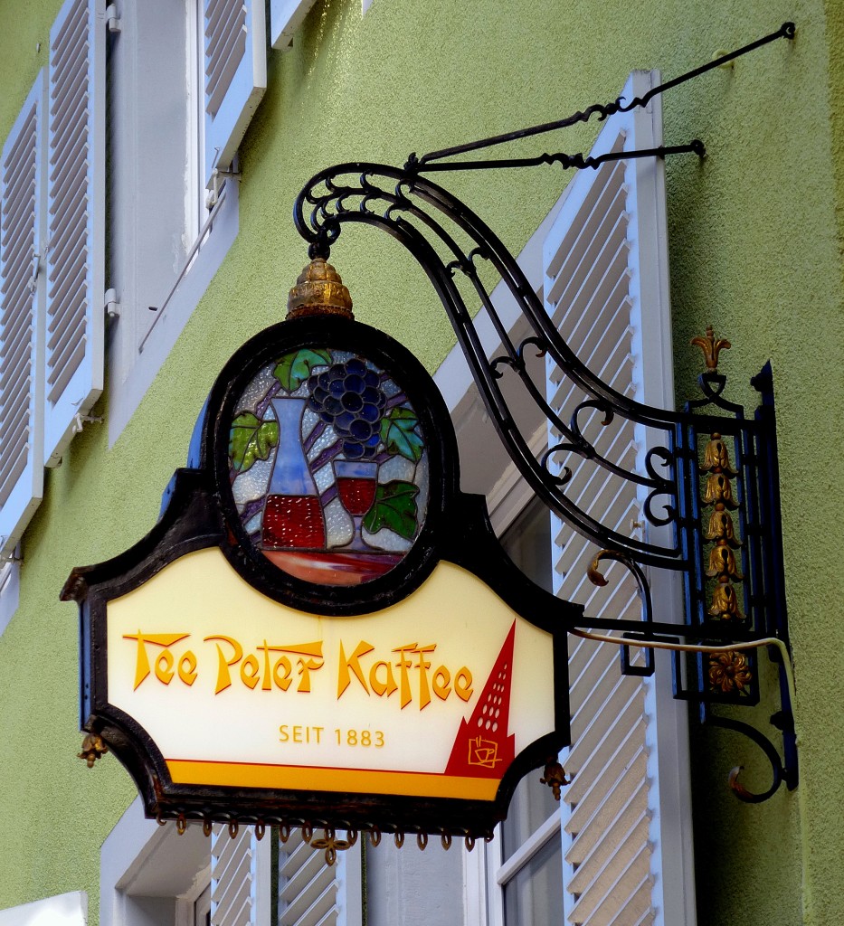 Freiburg,  Tee Peter , Feinkostgeschft in der Altstadt, seit 1883, Mai 2015