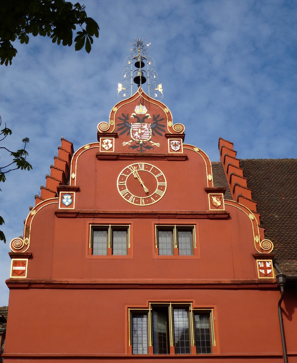Freiburg, der wappengeschmckte Giebel und das Glockenspiel am Alten Rathaus, erbaut 1556-61, April 2015 