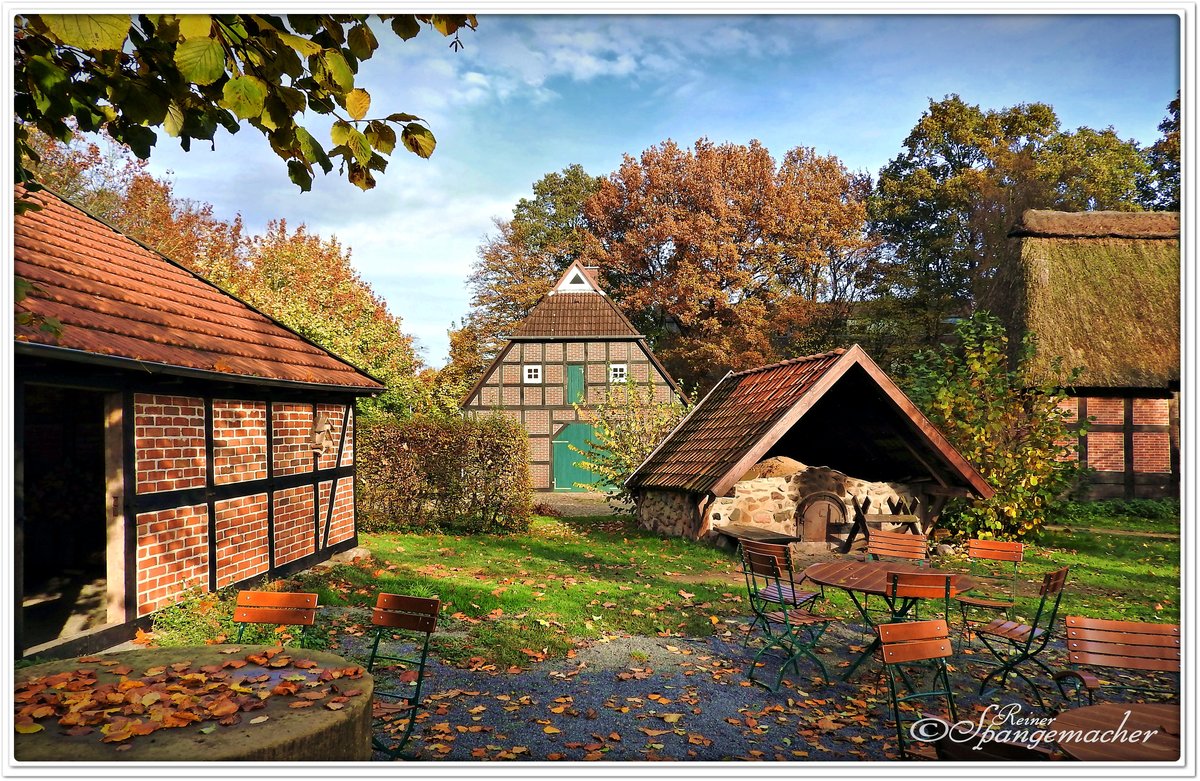 Freilichtmuseum, Heimathaus-Gelnde Rotenburg an der Wmme, Herbst 2016.
Im Bild der Biergarten und das Backhaus.