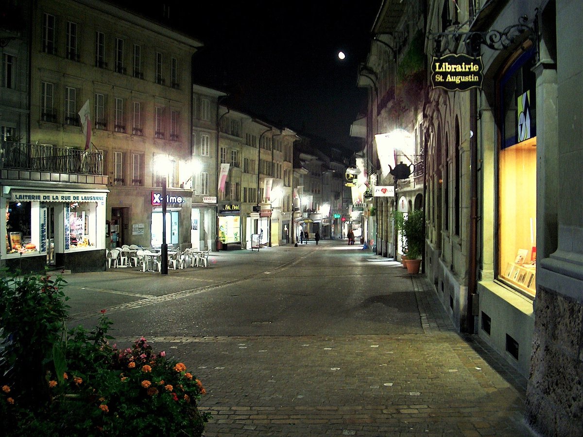 Fribourg, Nachtaufnahme an der Rue de Lausanne - Oktober 2003