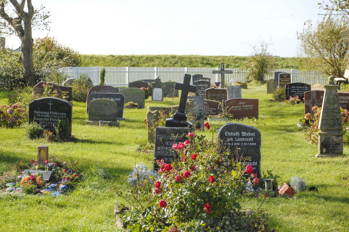 Friedhof an Kirchwarft auf der Hallig Hooge (Nordfriesisches Wattenmeer). Aufnahme: 4. Oktober 2021.
