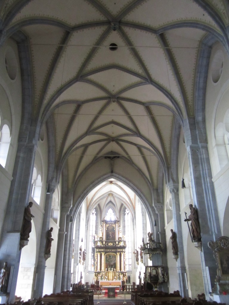 Friesach, Mittelschiff der Stadtkirche St. Bartholomus, Netzrippengewlbe, Hochaltar von 1679, sptbarocke Kanzel von 1790 (01.10.2013)