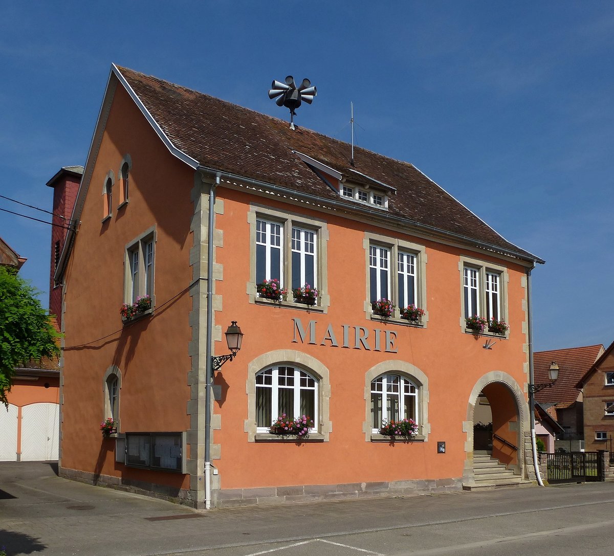 Friesenheim, das Rathaus der ca. 650 Einwohner zhlenden Gemeinde im Unterelsa, Juni 2016