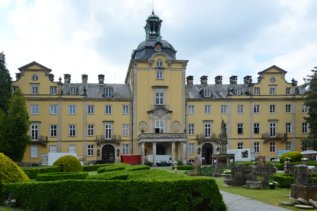Frontansicht des Schlosses in der Innenstadt von Bckeburg. (Juni 2011)