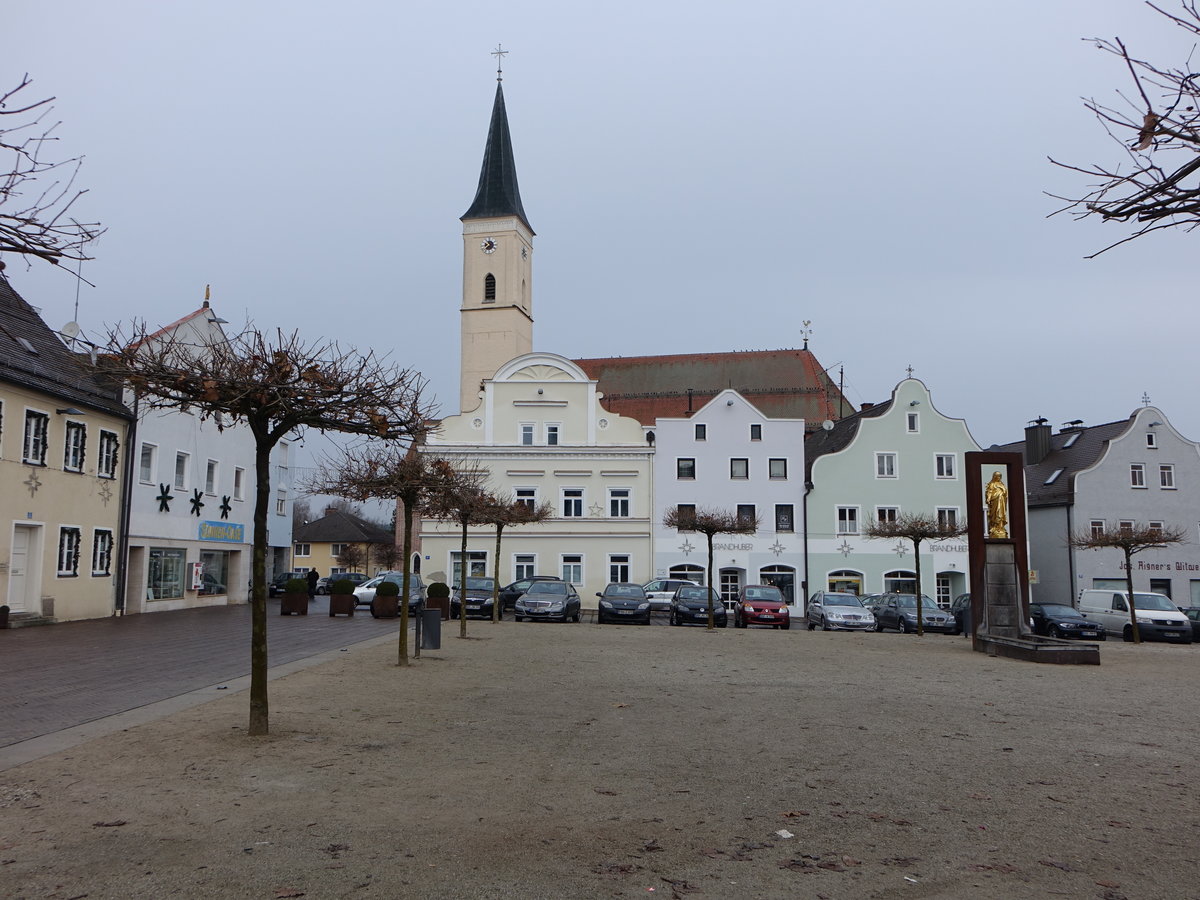 Frontenhausen, Marktplatz mit Marienstatue und St. Jakob Kirche (23.12.2016)