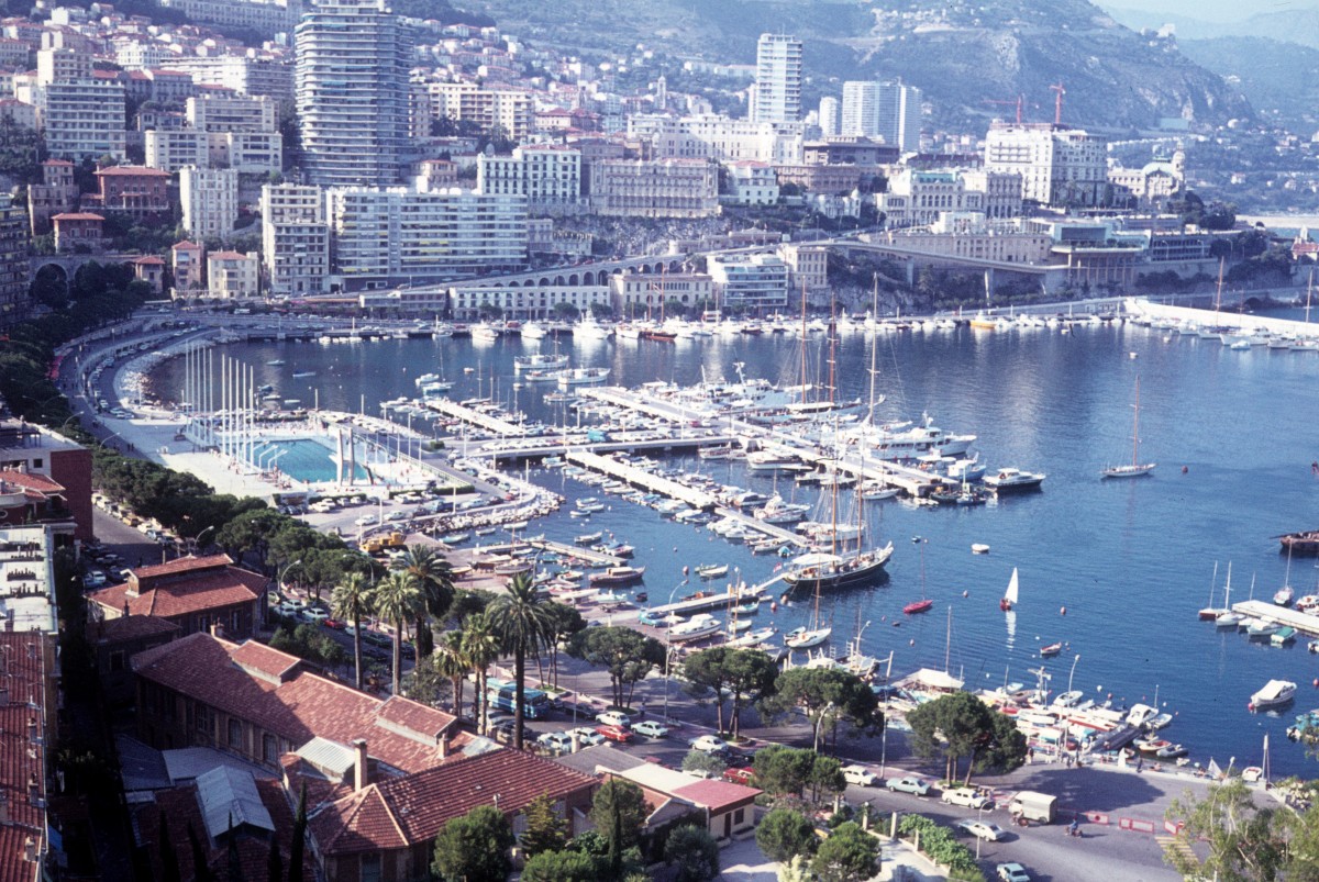 Frstentum Monaco: Blick ber den Hafen und den stlichen Stadtteil. Datum: 4. Juli 1972.