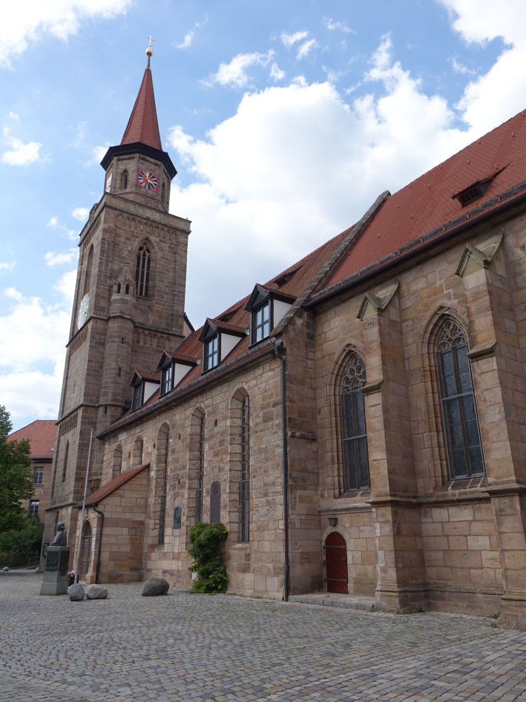 Frth, Ev. Stadtkirche St. Michael, Sandsteinquaderbau mit Satteldach, sptgotisch mit romanischem Kern, erbaut im 12. Jahrhundert, Westturm um 1400, Chor erbaut von 1480 bis 1482 (02.08.2015)