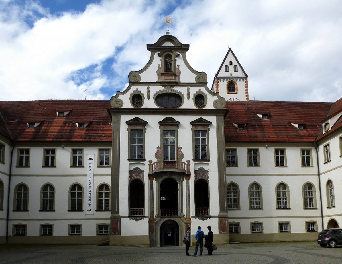 Fssen, das ehemalige Kloster St.Mang, die Barockanlage stammt von 1697, Architekt war Johann J. Herkomer, seit 1909 im Stadtbesitz und Rathaus, April 2014