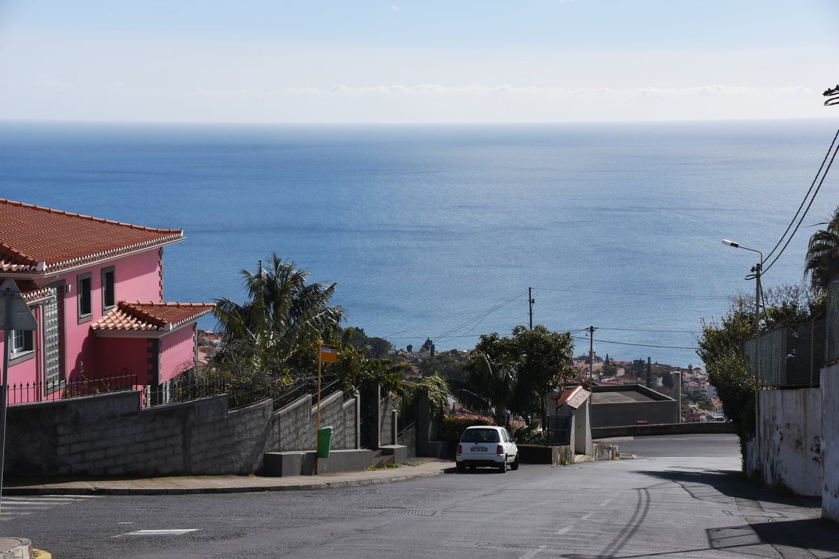 FUNCHAL (Concelho de Funchal), 01.02.2018, Blick vom Caminho do Meio in Richtung Sden auf den Atlantik