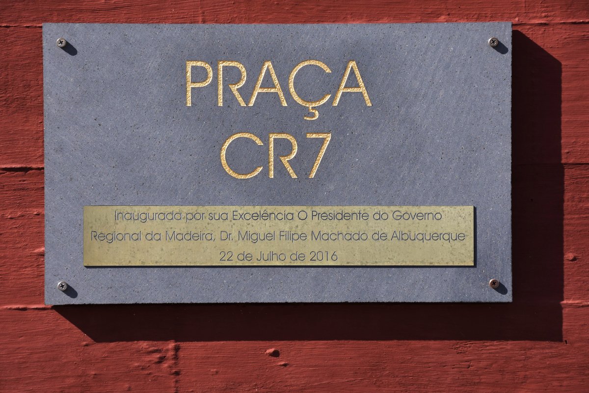 FUNCHAL (Concelho de Funchal), 02.02.2018, ein Platz am Hafen, benannt mit dem Krzel des berhmtesten Insulaners (wenn man den Zusatz liest, kommt der Verdacht auf, das es hier nicht um Ronaldo geht, sondern um den Inselprsidenten, denn bei uns ist hchstens erwhnenswert, wer und was die geehrte Person ist/war, aber nicht, wer die Strae/den Platz eingeweiht hat)
