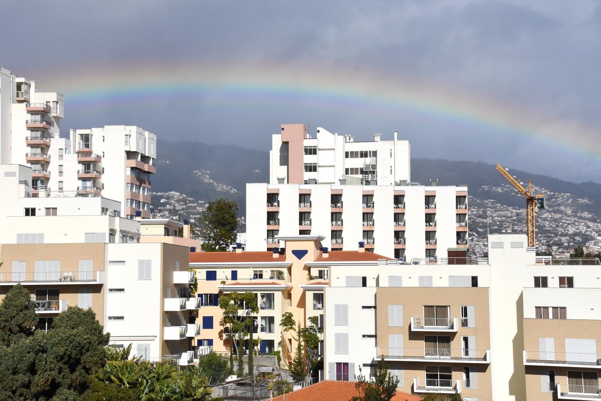 FUNCHAL (Concelho de Funchal), 07.02.2018, Regenbogen ber der Stadt; da Sonne und Regen hier hufig zusammentrafen, konnten wir dieses Wetterphnomen fast tglich erleben