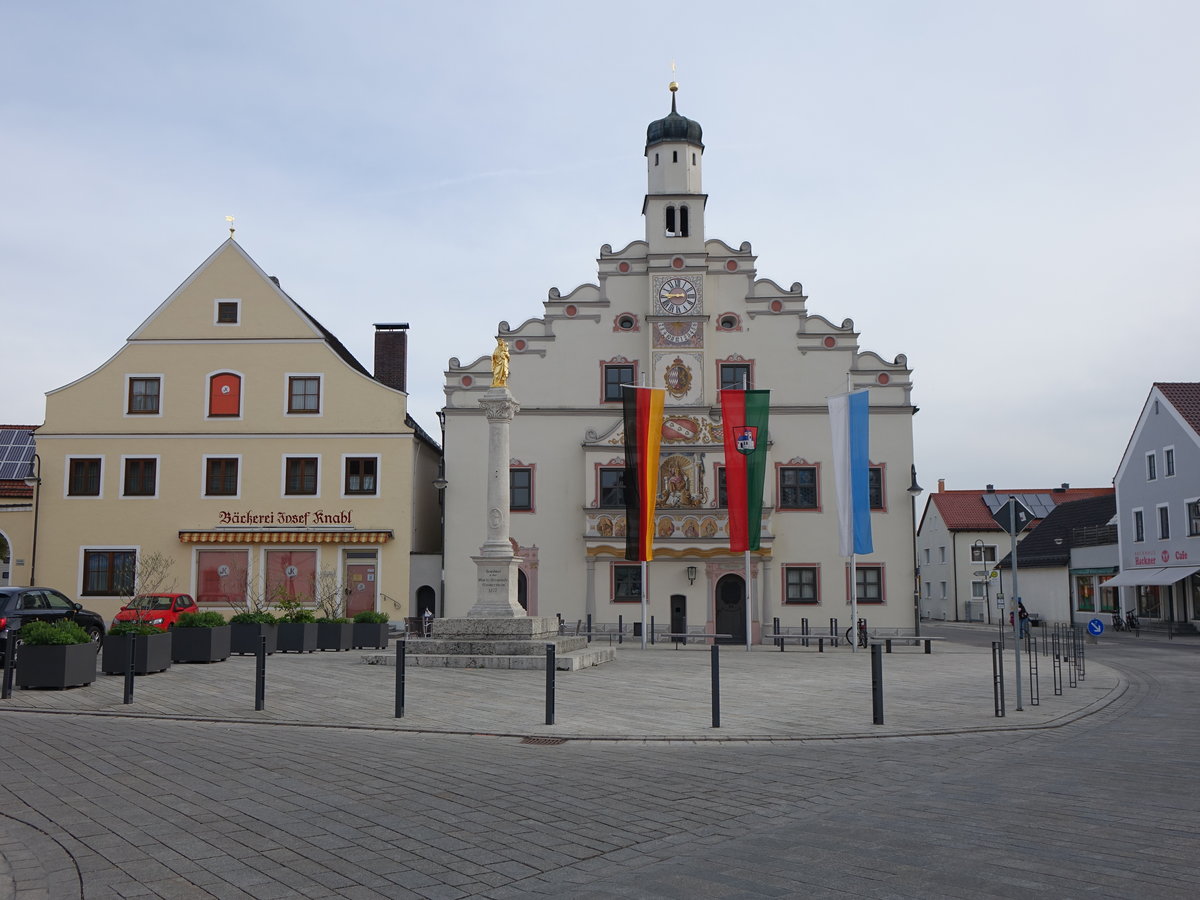 Gaimersheim, Rathaus am Marktplatz, zweigeschossiger Staffelgiebelbau, erbaut im 
16. Jahrhundert (01.05.2016)