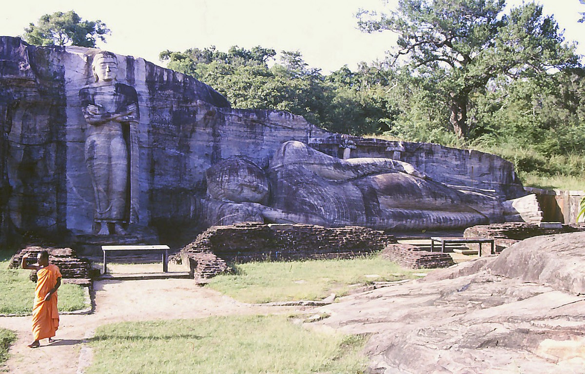 Gal Vihara in Polunnaruwa. Ein Tempel mit einem groen liegenden Buddha. Daneben ein stehender Buddha. Aufnahme: Januar 1989 (Bild vom Dia).