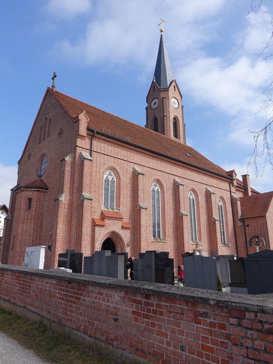 Gammelsdorf, kath. Pfarrkirche St. Vitus, Neugotischer Backsteinbau mit eingezogenem Polygonalchor, erbaut von 1880 bis 1881 durch den Baumeister Johann Baptist Niedereder (20.03.2016)