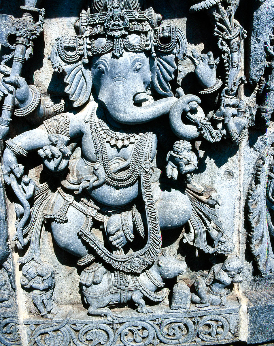 Ganesh an der Wand des Hoysaleswara Tempels in Halbeid. Bild vom Dia. Aufnahme: November 1988.