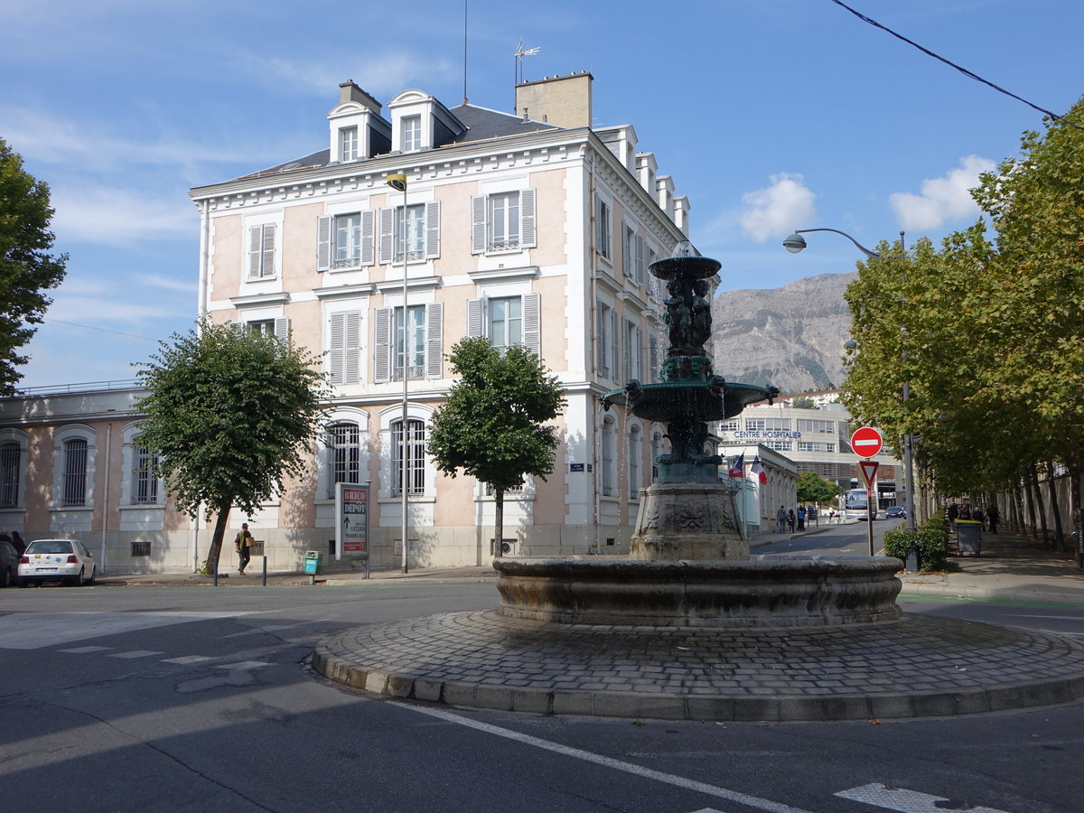Gap, Gebude der Banque de France und Brunnen an der Ave. Jean Jaures (23.09.2017)