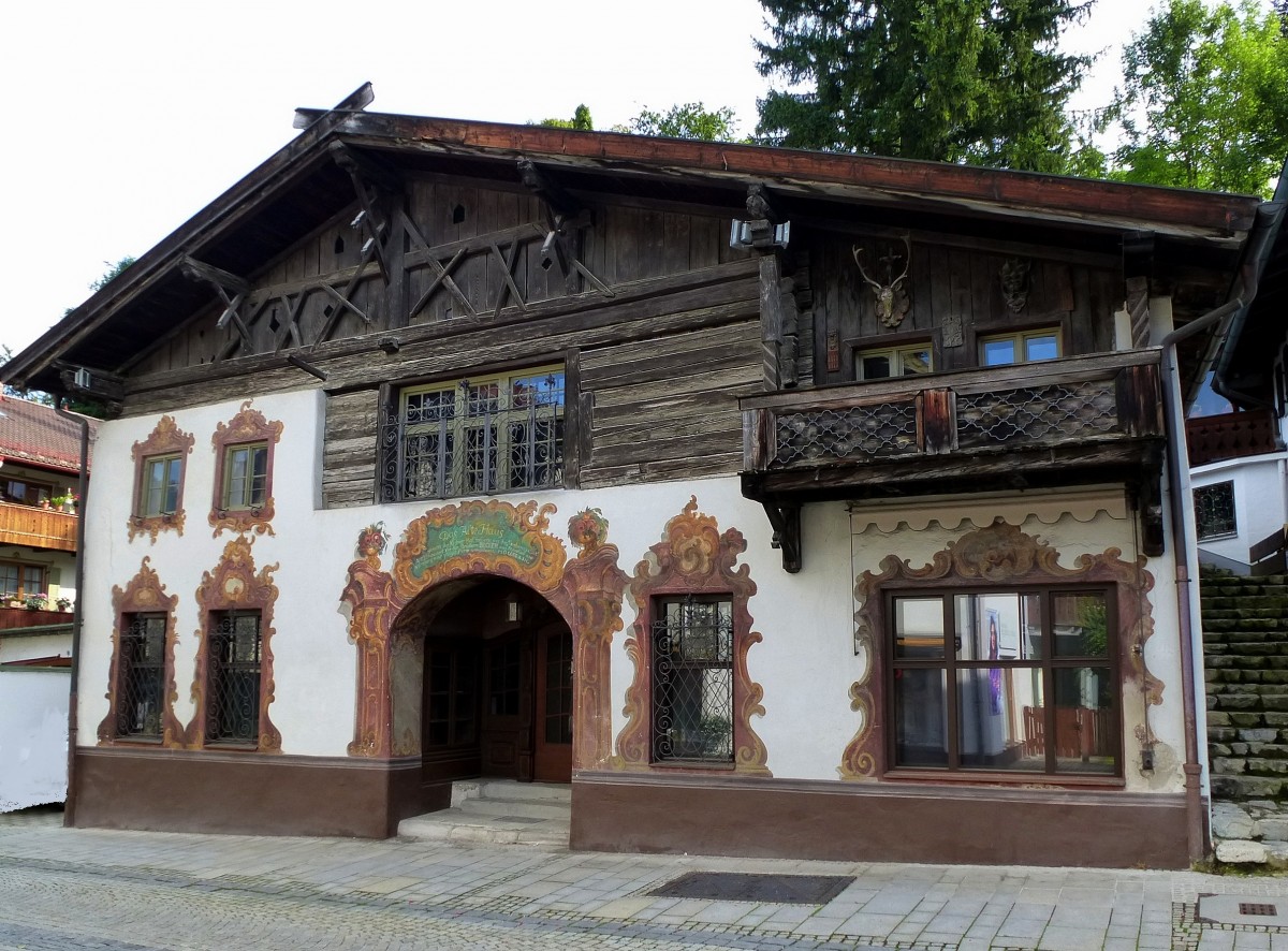 Garmisch-Partenkirchen, das  Alte Haus  in der historischen Ludwigstrae, das ehemalige Bauernhaus stammt von 1772, Aug.2014