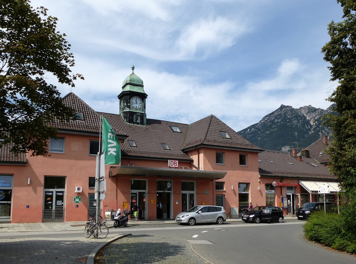 Garmisch-Partenkirchen, das Bahnhofsgebude von der Straenseite, Aug.2014