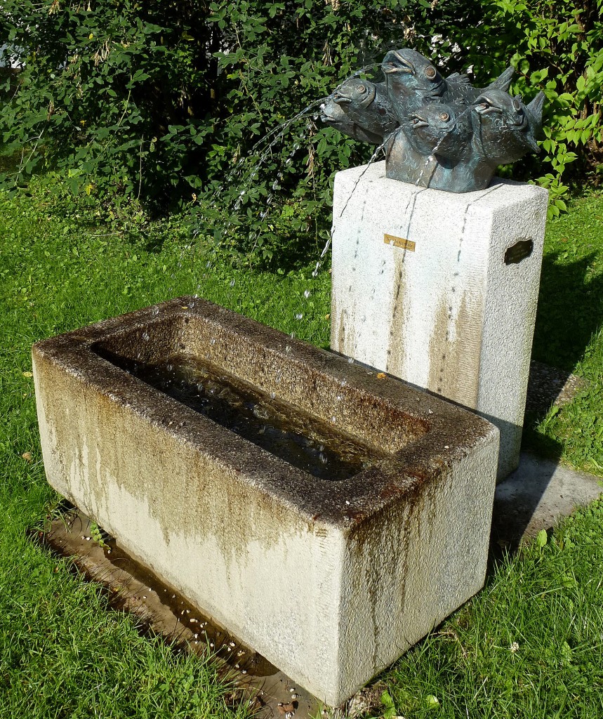 Garmisch-Partenkirchen, Brunnen vor der Johanniskirche, gestiftet 1995 von Frau Emmy Msch, Aug.2014