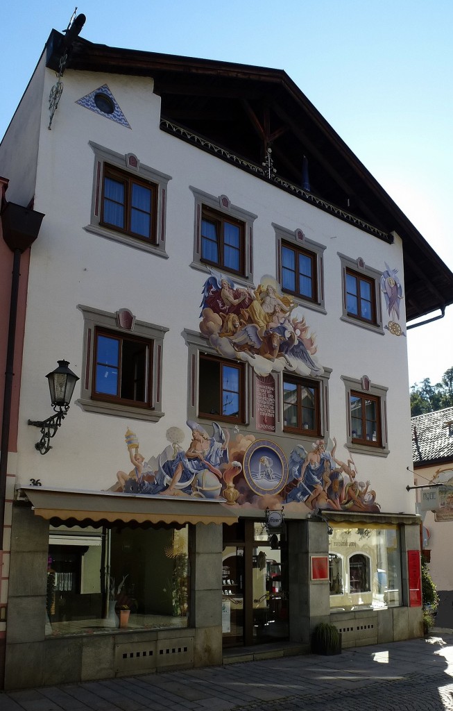 Garmisch-Partenkirchen, Haus mit Fassadenmalerei, Aug.2015