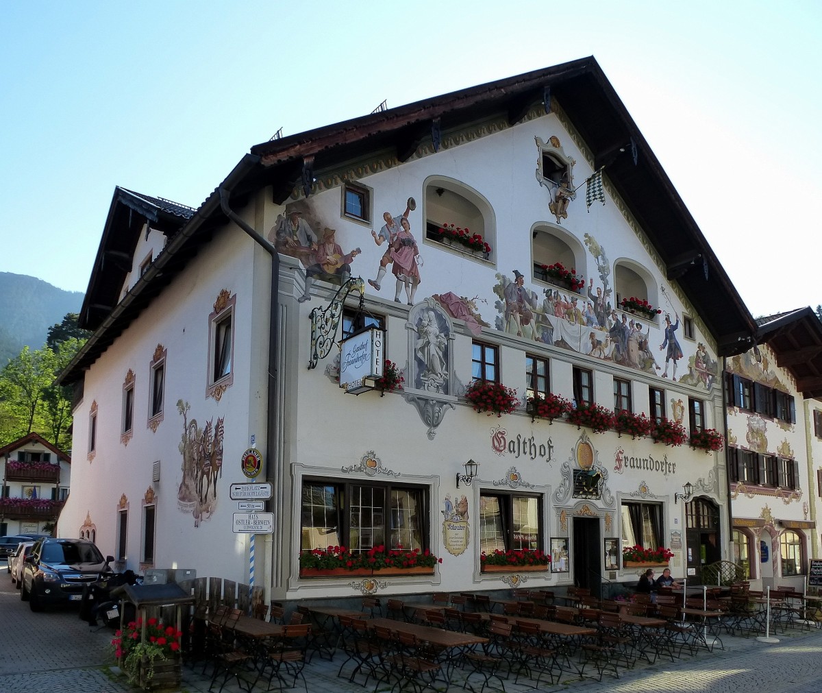 Garmisch-Partenkirchen, Hotel-Gasthof Fraundorfer in der historischen Ludwigstrae, seit 1857, mit typischer Fassadenmalerei, Aug.2014