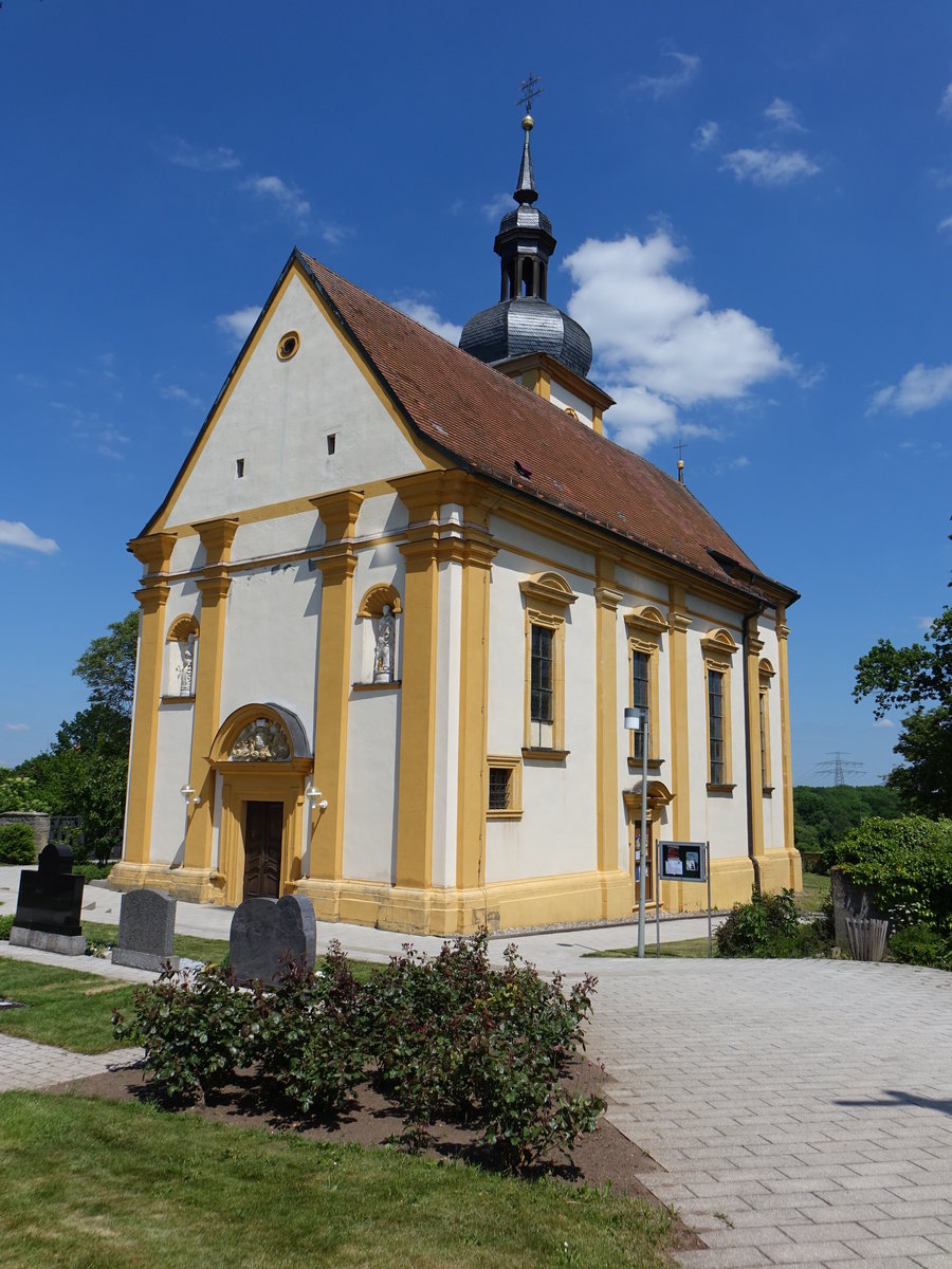 Garstadt, katholische Kuratiekirche St. Michael, Saalbau mit eingezogenem Chor und nrdlichem Turm mit Welscher Haube, erbaut von 1691 bis 1694 durch Georg Baumann (27.05.2017)