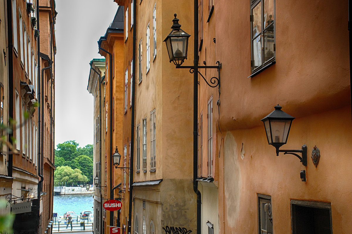 Gasse in der Gamla Stan in Stockholm. Gamla stan ist die auf der Insel Stadsholmen gelegene Altstadt. Sie liegt im Stadtbezirk Sdermalm. 
Aufnahme: 25. Juli 2017.