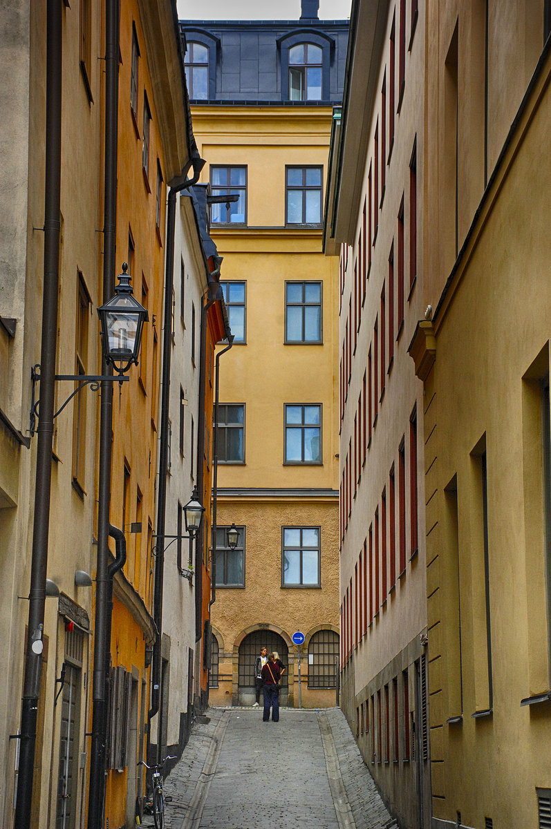 Gasse in der Stockholmer Altstadt. Gamla Stan ist das historische Herz von Stockholm. Sie besteht im Grunde aus drei direkt aneinander grenzenden Inseln (Stadsholmen, Riddarholmen und Helgeandsholmen).
Aufnahme: 28. Juli 2017.