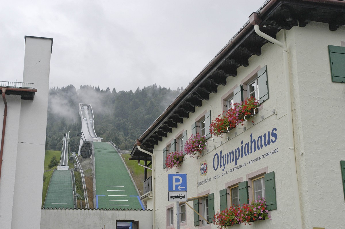 Gasthof Olympiahaus und Skistadion in Garmisch-Partenkirchen. Aufnahme: Juli 2008.