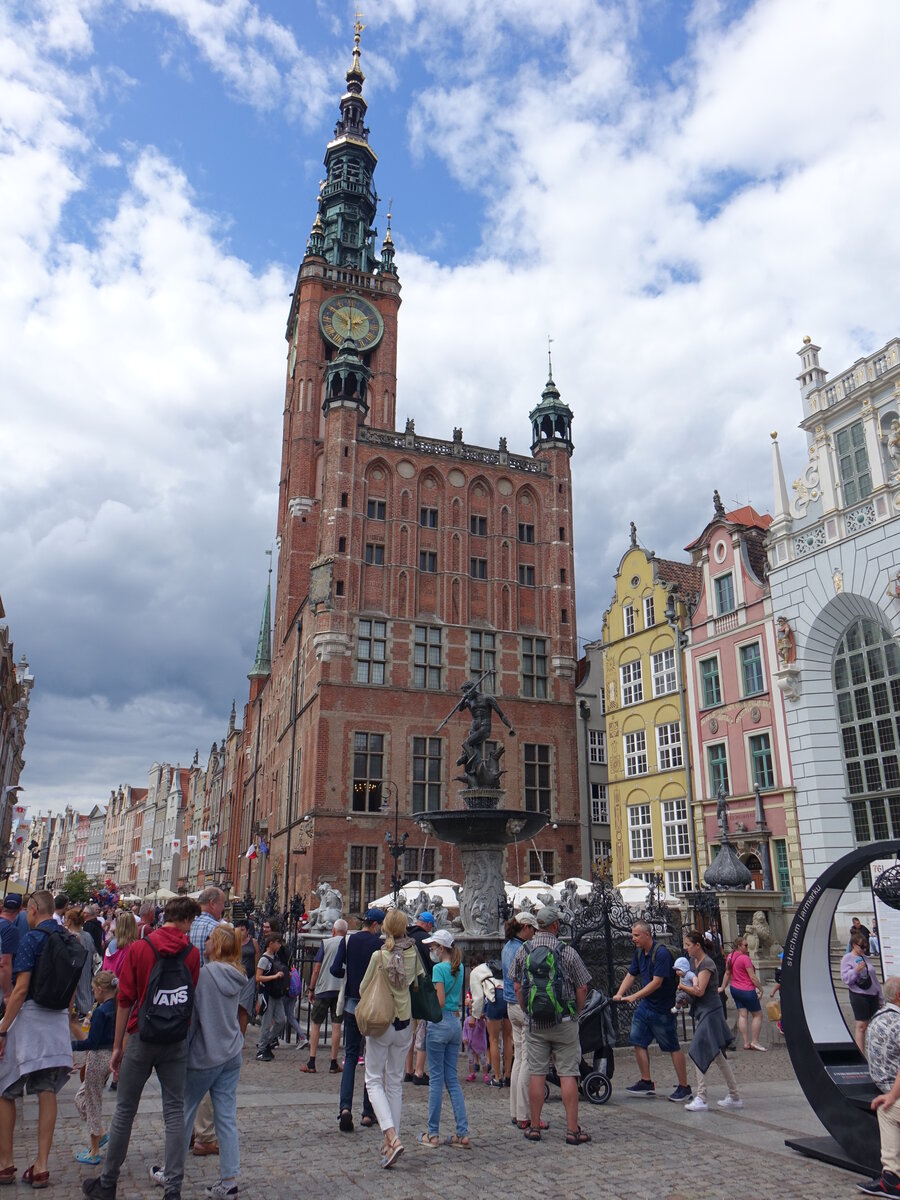 Gdansk / Danzig, Rechtstdtisches Rathaus am Ende der Langgasse, erbaut im 14. Jahrhundert, der Rathausturm wurde von 1486 bis 1488 von Heinrich Hetzel errichtet, Turmhelm mit einer vergoldeten Statue des Knigs Sigismund II. August (02.08.2021)