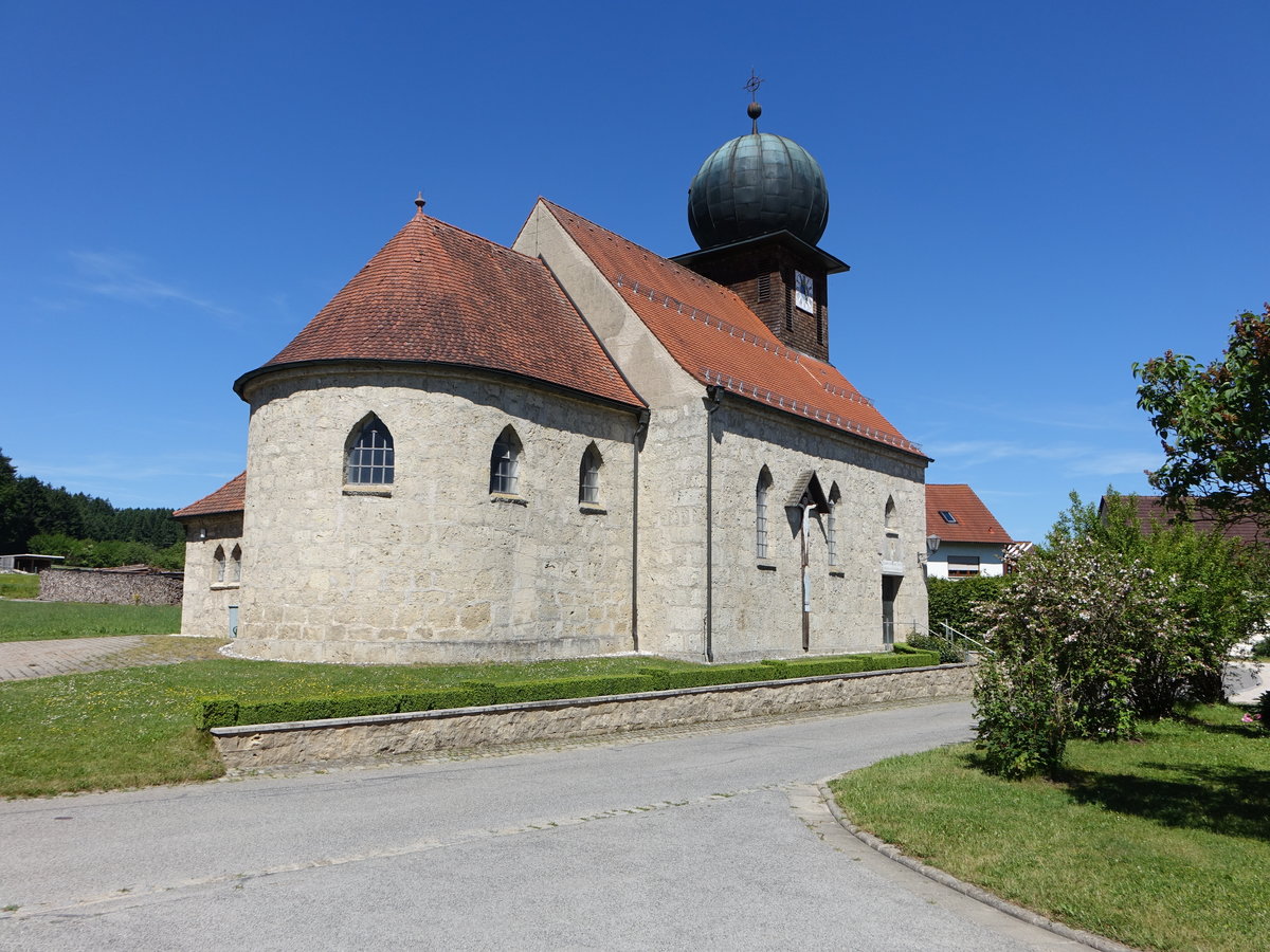 Gebertshofen, katholische Expositurkirche Hl. Kreuz, Saalbau mit eingezogener Apsis, erbaut 1929 durch Friedrich Haindl (11.06.2017)