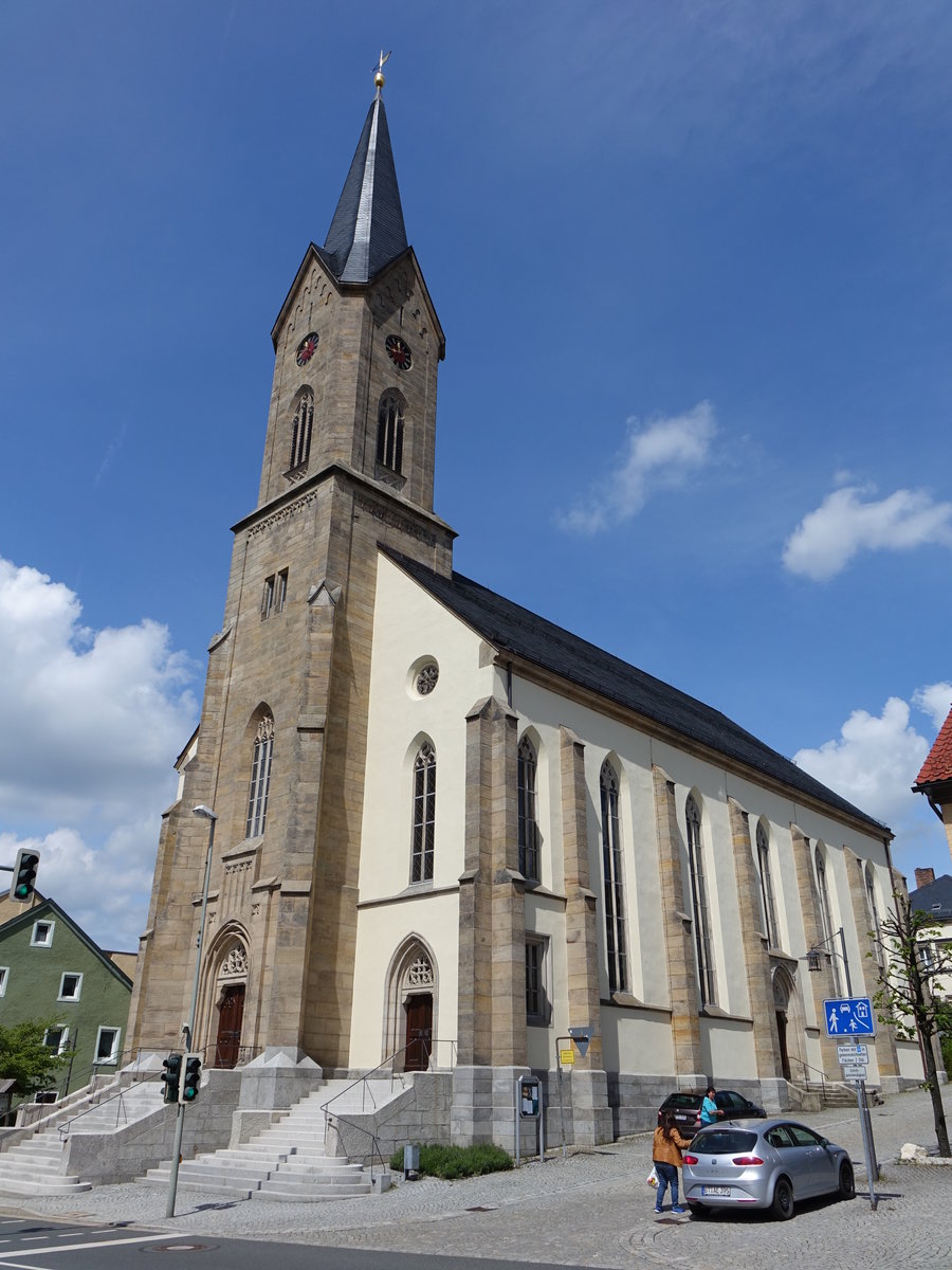 Gefrees, Ev. Stadtpfarrkirche St. Johannes, Neugotische Hallenkirche mit eingezogenem Chor, Sdturm mit Spitzhelm, erbaut von 1876 bis 1879 von Bauamtmann Josef Khle (21.05.2016)