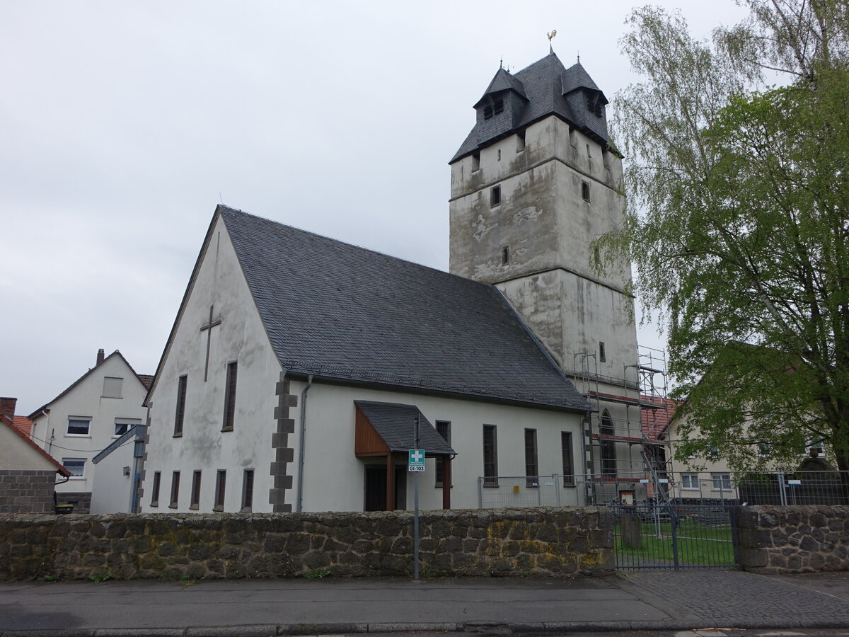Geilshausen, evangelische Kirche, Chorturmkirche aus dem 15. Jahrhundert (30.04.2022)
