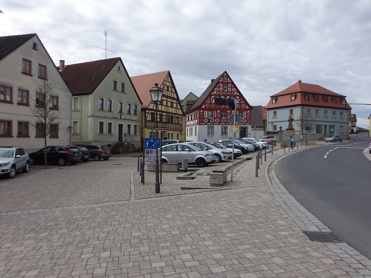 Geiselwind, Gebude und Fachwerkrathaus am Marktplatz, Rathaus erbaut im 17. Jahrhundert (11.03.2018)