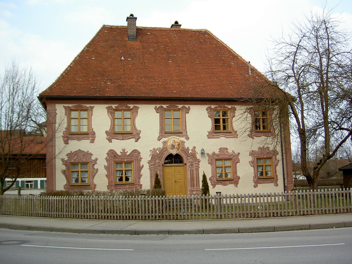 Geisenried, Pfarrhaus, zweigeschossiger Walmdachbau mit Architekturmalereien, erbaut 1749 durch Phillip Martin (06.03.2014)