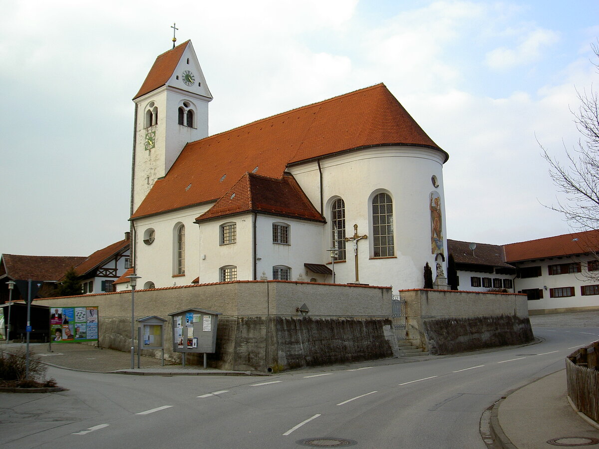 Geisenried, Pfarrkirche St. Alban und Katharina, Saalbau mit Satteldach und Westturm, erbaut von 1700 1701 durch Michael Natter (06.03.2014)