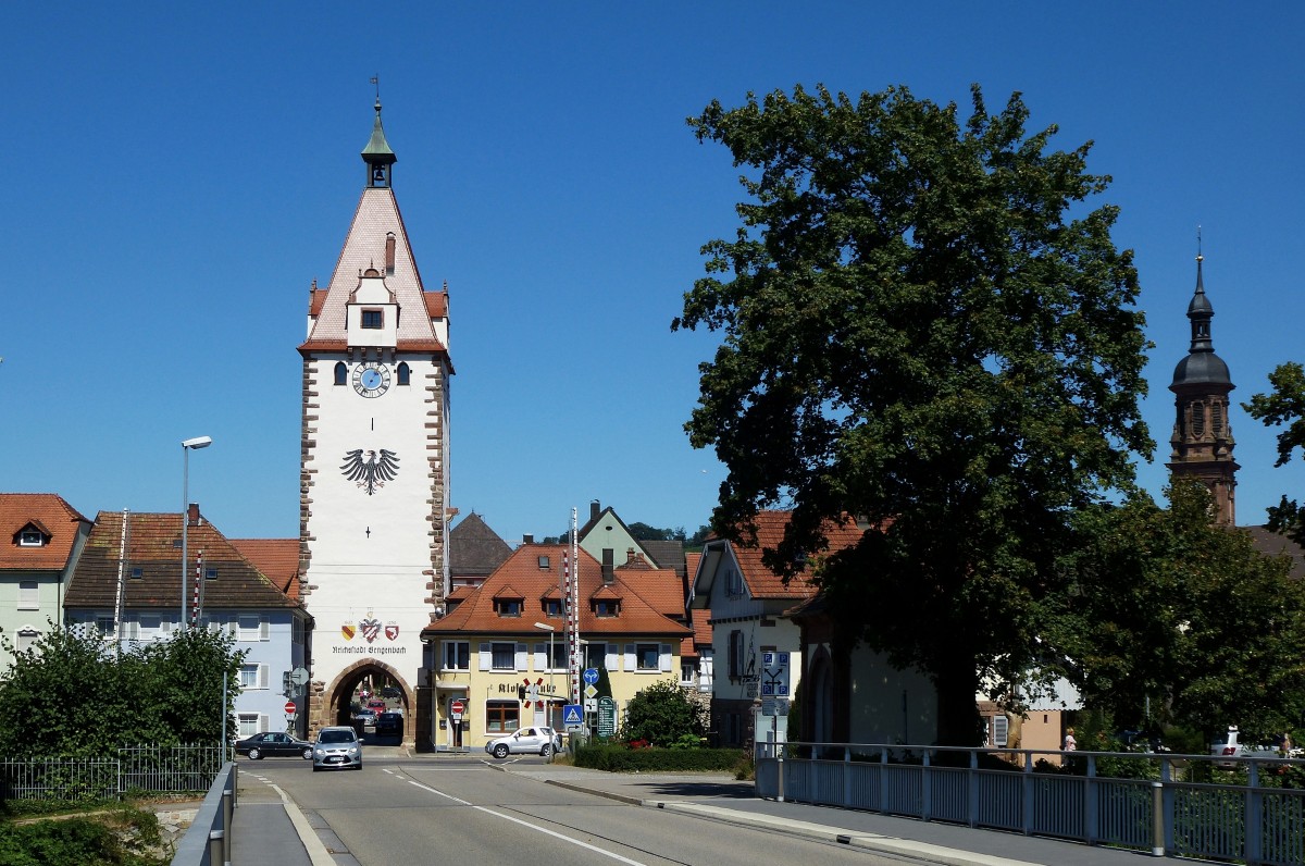 Gengenbach im Kinzigtal, Blick von der Brcke ber die Kinzig auf die Altstadt mit dem Kinzigtor, Aug.2015