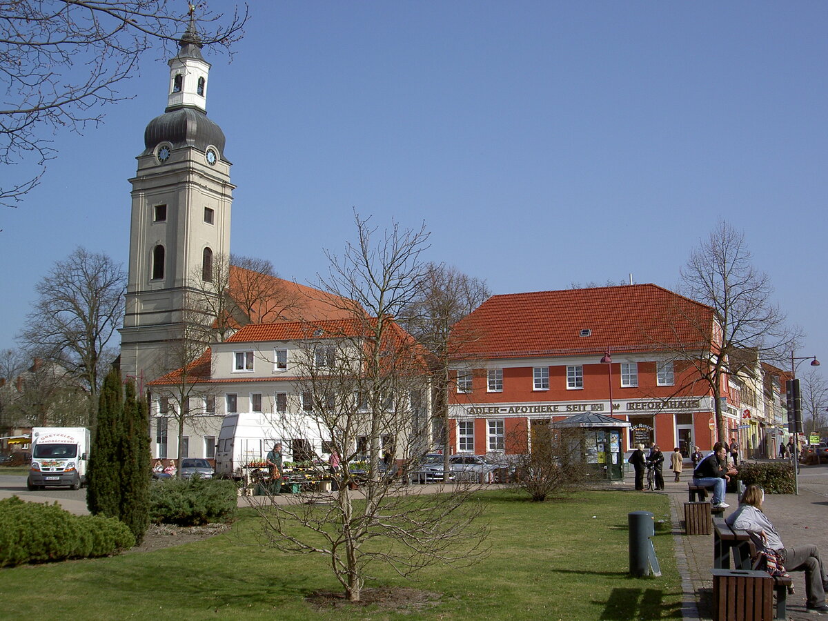 Genthin, Pfarrkirche St. Trinitatis und Adler Apotheke am Marktplatz (16.03.2012)