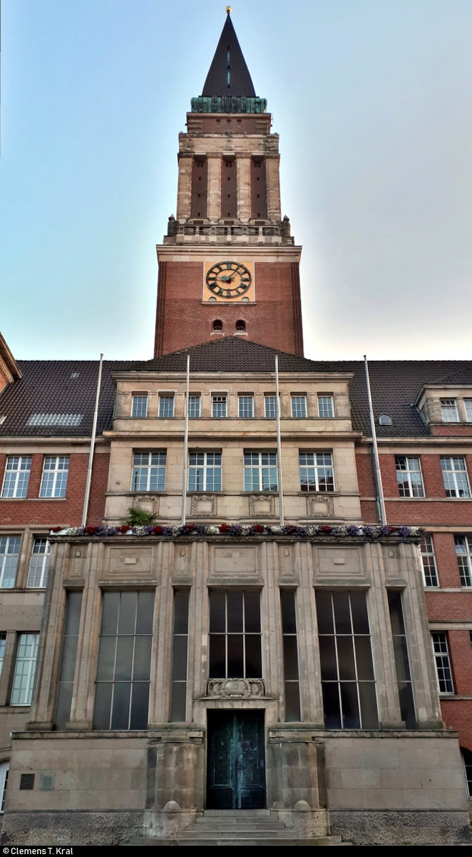 Gerade so passte ein Teil des Kieler Rathauses zusammen mit dem markanten Rathausturm aufs Bild, ohne unten etwas abzuschneiden.
(Smartphone-Aufnahme)
[4.8.2019 | 21:07 Uhr]