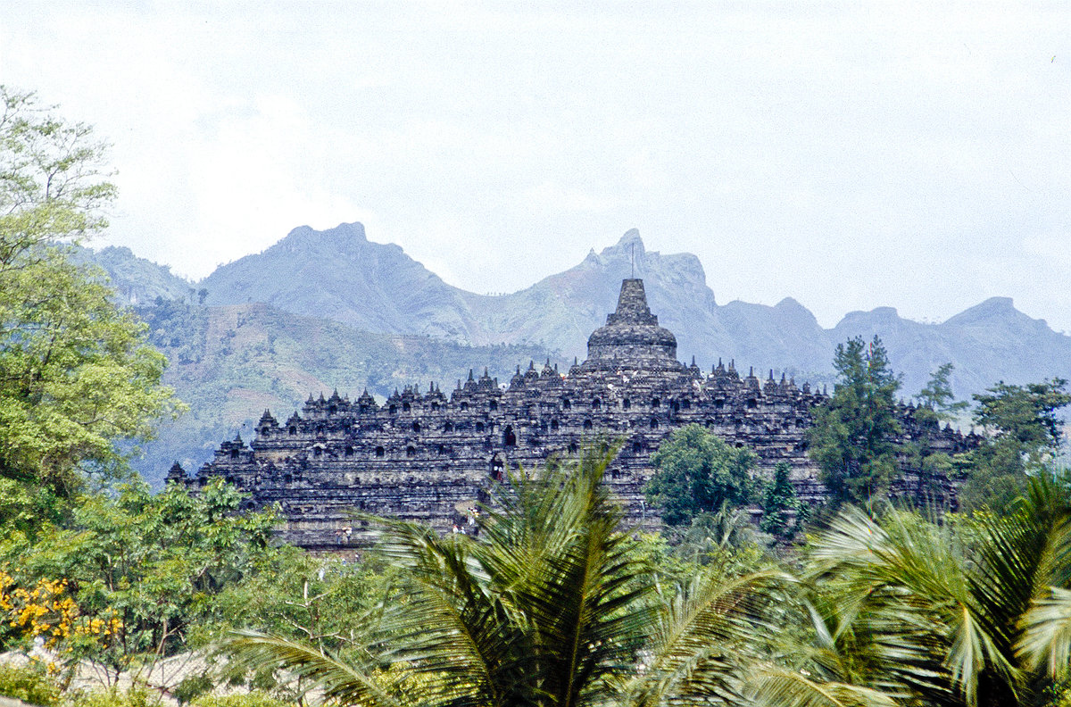 Gesamtansicht der Tempelanlage Borobudur auf Java in Indonesien. Bild vom Dia. Aufnahme: April 1989.