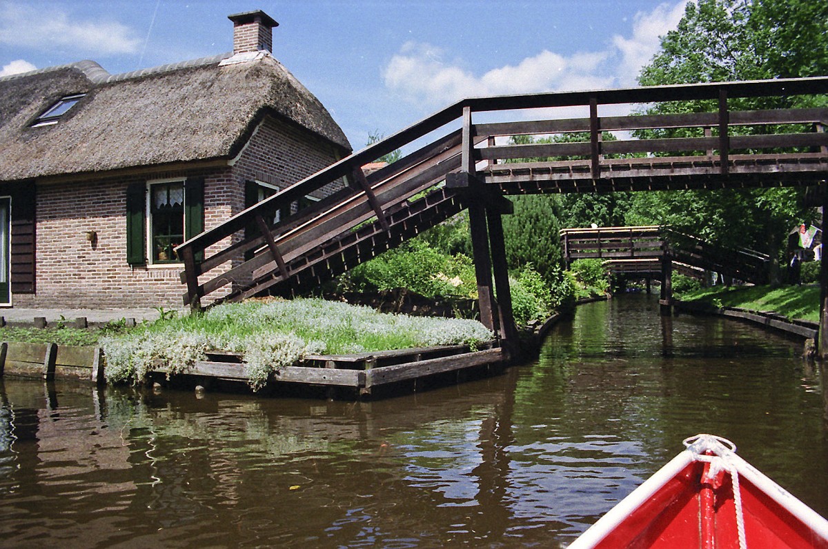 Giethoorn - das niederlndische Venedig in der Provinz Overijssel. Aufnahme: Juli 1996 (Bild vom Negativ).