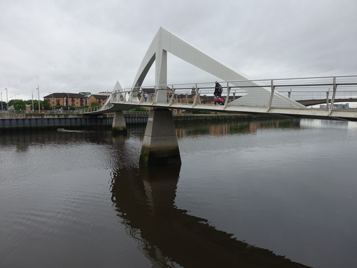 Glasgow, South Portland Fugngerbrcke ber den Clyde River (04.07.2015)
