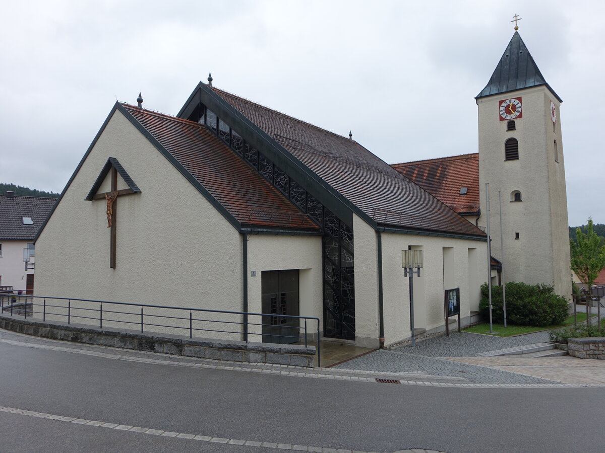 Gleiritsch, Pfarrkirche St. Maria Magdalena, Chor und Westturm sptgotische, Langhaus erbaut 1978 (04.06.2017)