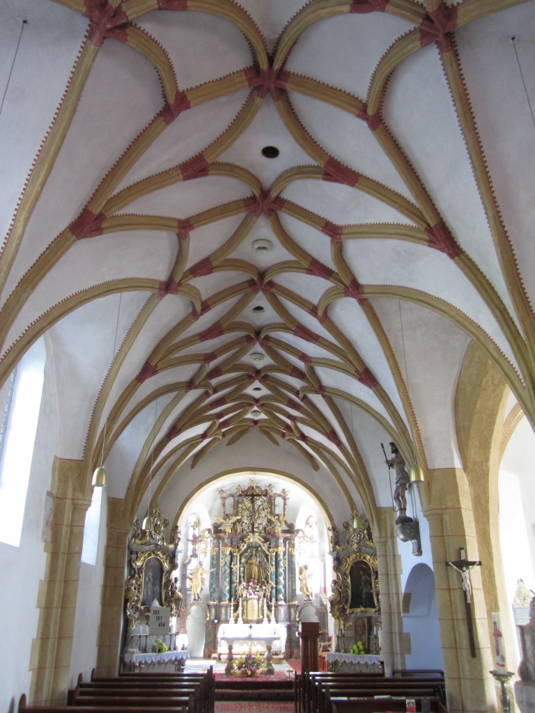 Globasnitz, Maria Himmelfahrt Kirche, Sternrippengewlbe, Hochaltar von 1770 erbaut von Johann Georg Mersy (04.10.2013)